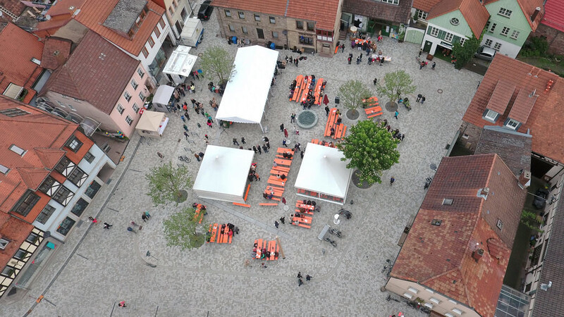 So sieht das Granitsteinpflaster im "wilden Verbund" aus - ein Bild vom Marktplatz der Stadt Hammelburg, die mit dem Belag äußerst zufrieden ist.