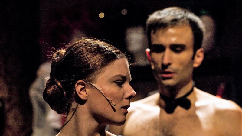Die Ehefrau (Carolin Waltsgott) sucht Erfüllung, der Tänzer (Markus Krenek) eine Beziehung.