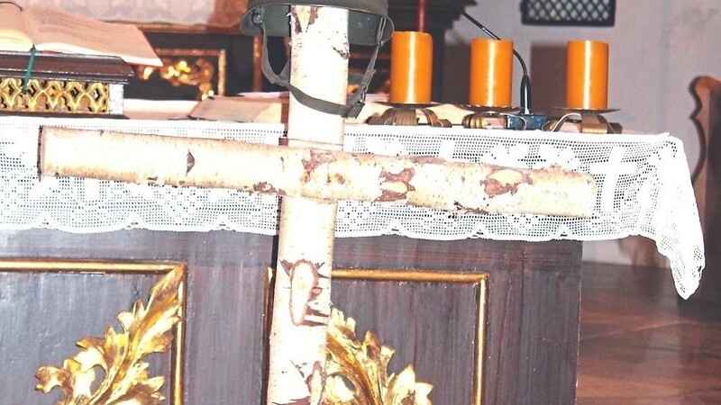 Ein Feldkreuz mit Stahlhelm wurde symbolhaft für den Volkstrauertag vor dem Altar errichtet.