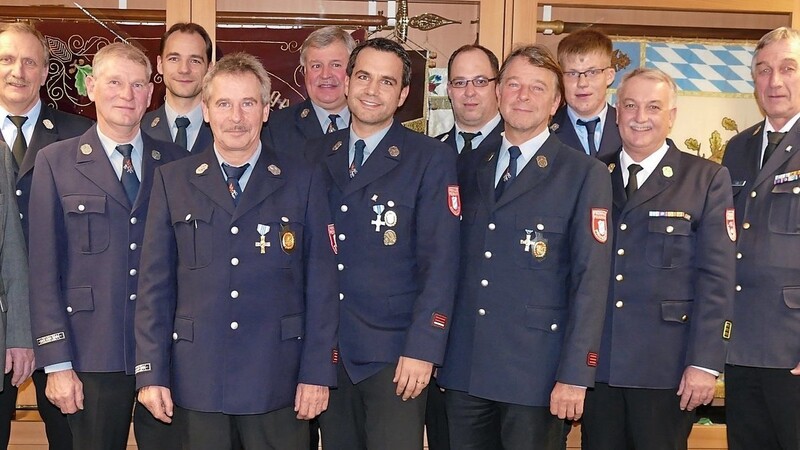 Auch Bürgermeister Ludwig Robold freute sich über das langjährige Engagement der Feuerwehrmänner.