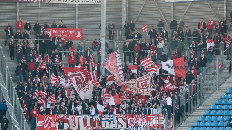 Der SSV Jahn Regensburg hofft auch bei den Auswärtsspielen gegen den FC Ingolstadt 04 und den SV Sandhausen wieder auf die Unterstützung der Fans.