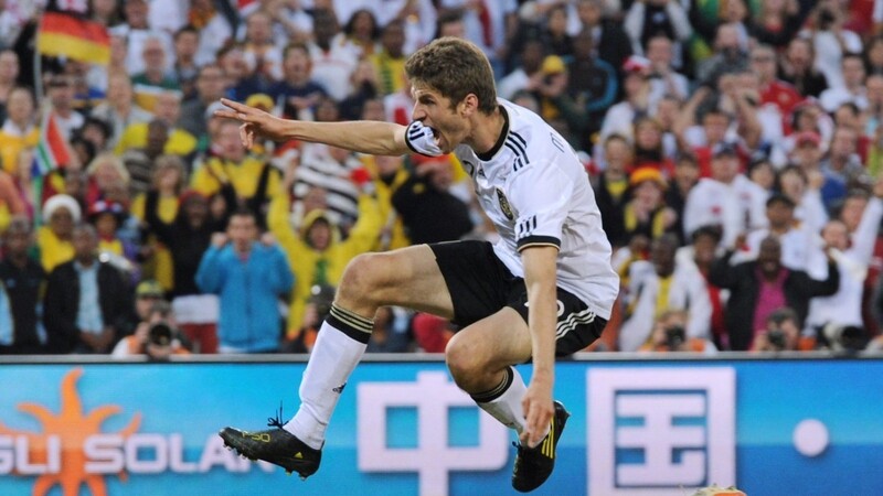 Der Durchbruch: Bei der WM 2010 gelingen Müller (oben) im Achtelfinale gegen England zwei Treffer.