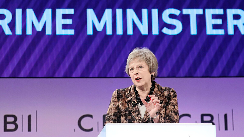 Während die EU-Außenminister in Brüssel den Brexit-Kompromiss bekräftigen, ist in Großbritannien die Zukunft Theresa Mays als Premierministerin weiter fraglich.