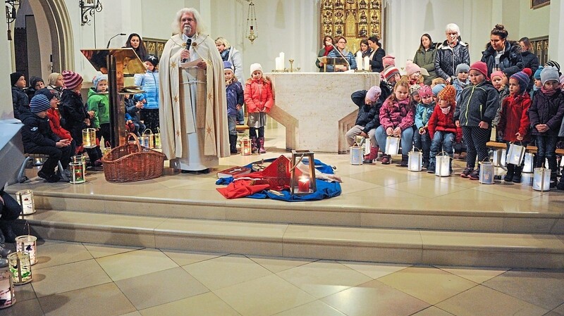 Stadtpfarrer Peter König feierte mit den Kindern von St. Martin einen Gottesdienst in der Pfarrkirche.