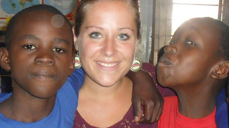 Rosemarie Vielreicher (m) bei ihrem Afrika-Trip 2013 - an dessen Ende sie sich mit Malaria ansteckte.