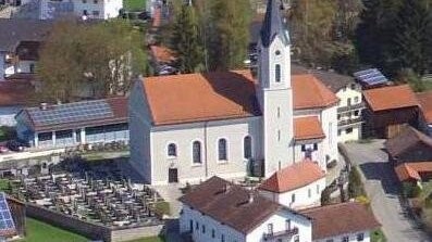 Nach der Außensanierung soll die Kirche in Prackenbach nun auch innen saniert werden.