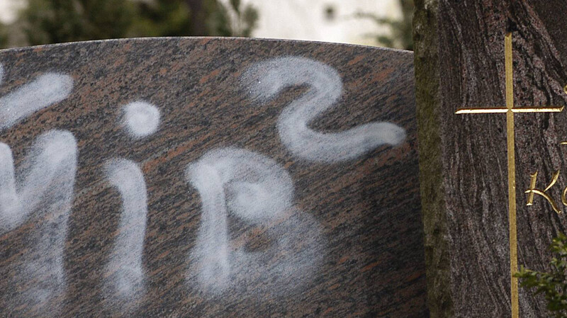 Gräber mit Grafitti (Symbolbild)