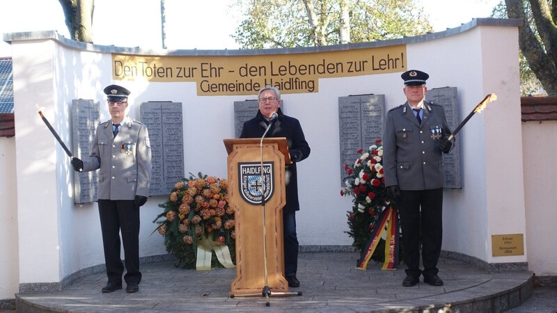 Bürgermeister Ottmar Hirschbichler bei seiner Ansprache am Kriegerdenkmal.