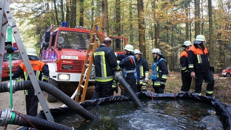 Effektive Hilfeleistung verlangt Kompetenz und Training: Die Wiesenter Feuerwehr befand sich im Oktober unter den 20 Einheiten des Landkreises, die im Fürstlichen Thiergarten an einer Waldbrandübung teilnahmen.  Foto: Meilinger