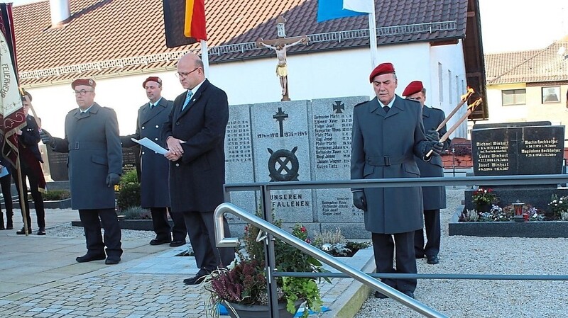 Während Robert Kröll seine Ansprache hielt, stellte die Reservistenkameradschaft die Ehrenwache.