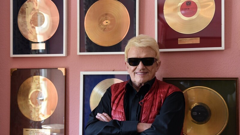 Heino im Café des Hotels Kurhaus vor einer Wand mit seinen Platin- und Gold Schallplatten