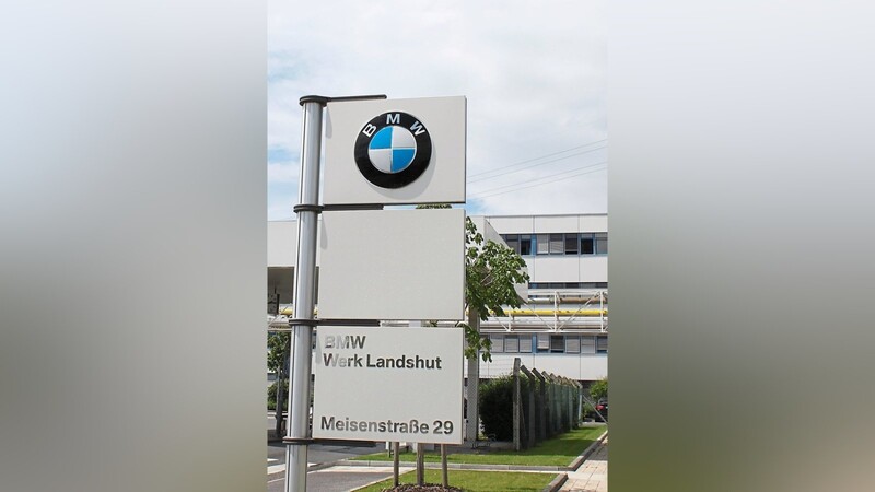 Im BMW-Werk Landshut zeigt ein Mitarbeiter den Hitler-Gruß. Ein anderer hängt ein Hitler-Bild in seinem Spind auf. Einer der Männer wird sofort gefeuert, der andere kommt mit zwei Abmahnungen davon.