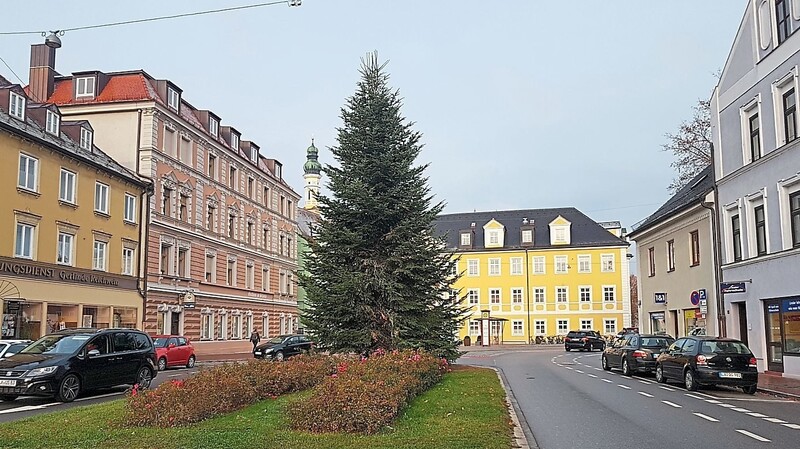 Momentan ziert der große Christbaum die Bismarckplatz-Insel. Die Frage, ob auf dem Platz Bäume gepflanzt werden sollen, wird am kommenden Freitag im Plenum nochmals behandelt.