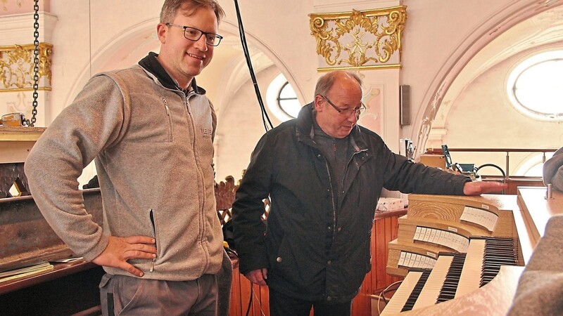 Bisher läuft alles super, stellen Kirchenmusikdirektor Hermann Wellner (r.) und der Chef der Orgelbaufirma, Johannes Vleugels, fest.
