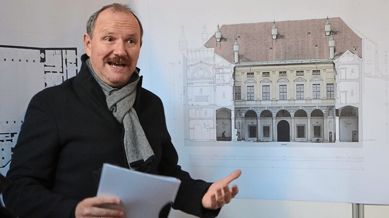 Architekt Wilhelm Zett erklärt an den Planzeichnungen der Residenz, welche Sanierungsmaßnahmen geplant sind.