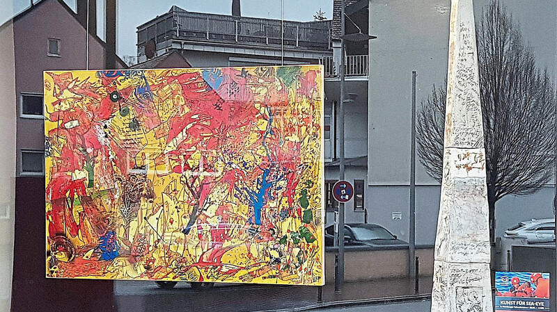 Das Bild "Life is beautiful" von Heidrun Hee in Acryl-Mischtechnik und eine der Stelen von Katalin Bereczki-Kossack im Fenster der Mainburger Abens-Apotheke.