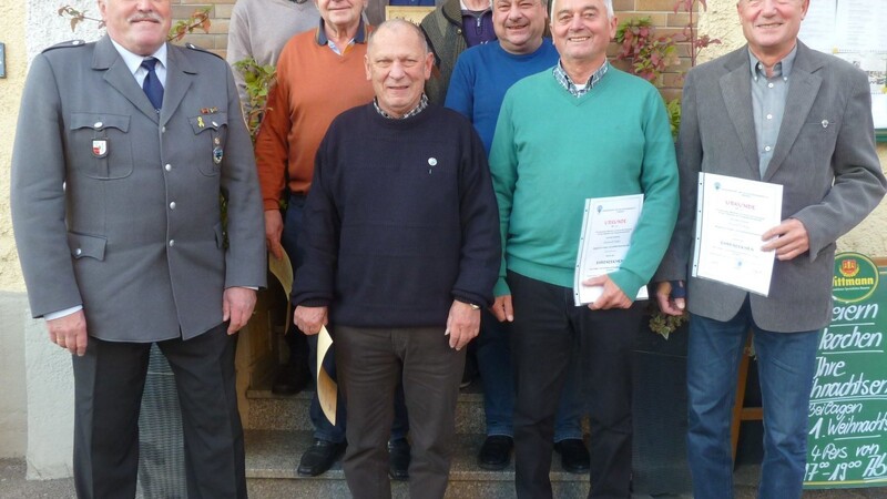 Vorsitzender Johann Staudinger (links) mit Kameraden, die für langjährige Mitgliedschaft in der KSK geehrt wurden.