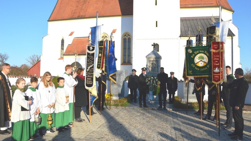 3. Bürgermeister Werner Straubinger und KSK Vorsitzender Hans Bednarik legten am Kriegerdenkmal einen Kranz nieder.