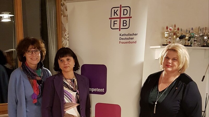 Die neu gewählte KDFB-Bezirksleiterin Margit Plank (Zweite von links), Stellvertreterin Petra Dengler (links) und die wiedergewählte Schriftführerin Barbara Ebenbeck-Petzi.