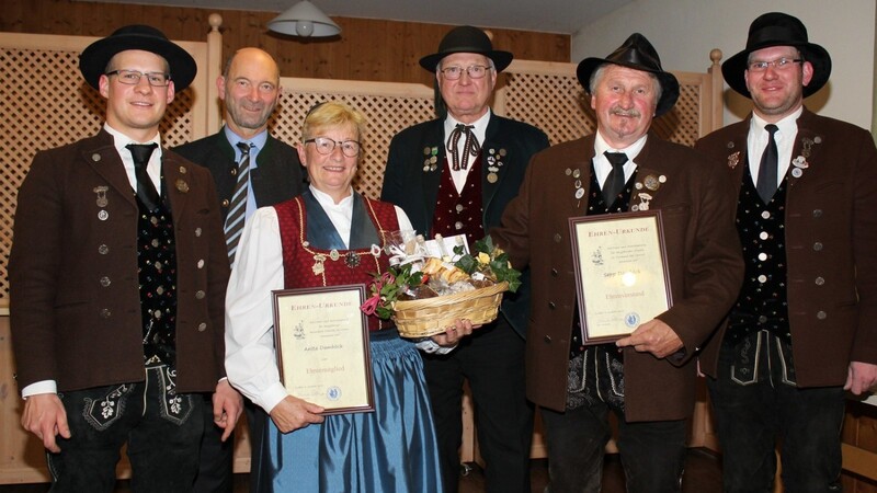Für ihre Leistungen zum Wohl des Trachtenvereins wurden Anita Damböck (3.v.l.) zum Ehrenmitglied und Ehemann Josef Damböck (2.v.r.) zum Ehrenvorsitzenden der lustig'n Holzlandla ernannt.