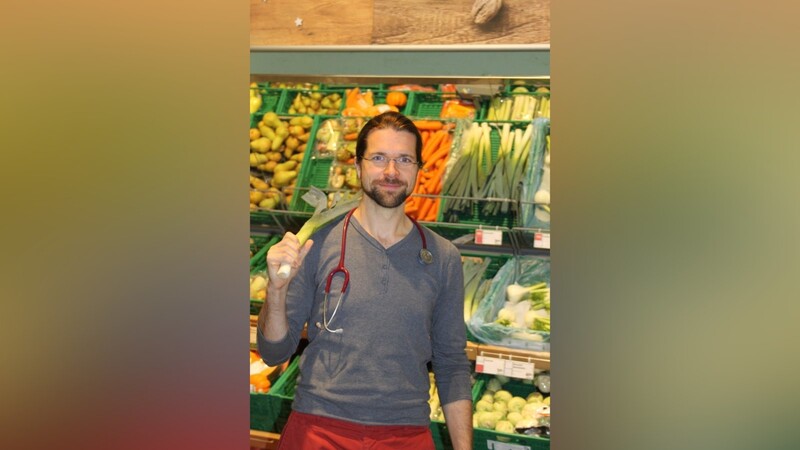 Stethoskop trifft Gemüse: Dr. Sebastian Göbel setzt bei der Behandlung seiner Patienten auch gesteigerten Wert auf gesunde Ernährung.