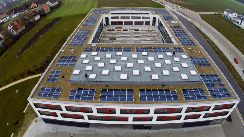 Die Photovoltaikanlage auf dem Dach des Gymnasiums Lappersdorf. Dort werden bereits 38 Prozent des Energiebedarfs der Schule von rund 220 kWh im Jahr erzeugt.