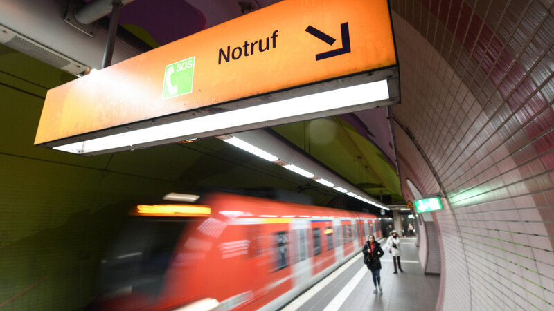 Ein S-Bahn fährt in die Station Ostendstraße ein, dort wo sich das tödliche Unglück ereignete.