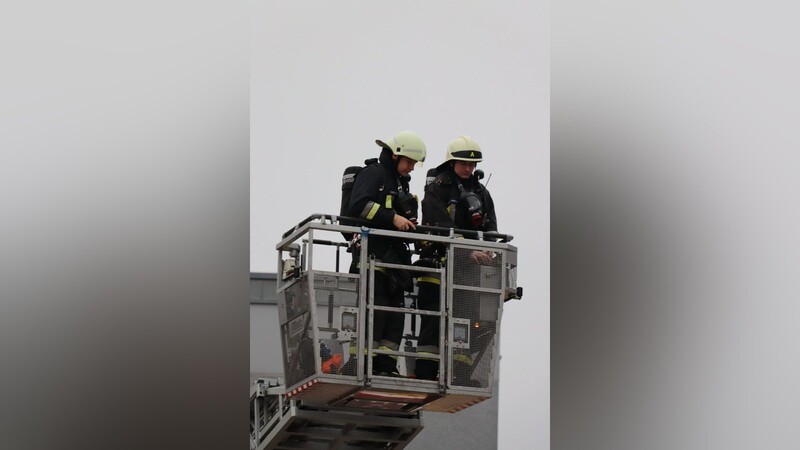 Einsatz auf dem Sportplatz am Gymnasium: Auf dem Dach der Schulturnhalle ist ein Feuer ausgebrochen.Mit Atemschutz löschte die Feuerwehr den Brand.