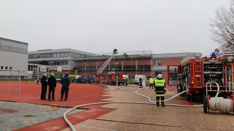 Einsatz auf dem Sportplatz am Gymnasium: Auf dem Dach der Schulturnhalle ist ein Feuer ausgebrochen.Mit Atemschutz löschte die Feuerwehr den Brand.