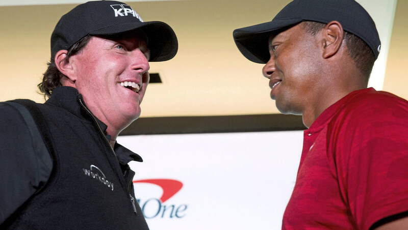 DAS LACHEN SELBST NICHT VERKNEIFEN konnten sich Phil Mickelson (l.) und Tiger Woods bei der im Stil zweier Boxer inszenierten Pressekonferenz am Shadow Creek Golfplatz. Die Golf-Stars werden sich am Freitag in einem Matchplay-Event in der Glamour-Metropole Las Vegas zum millionenschweren Privat-Duell gegenüberstehen.