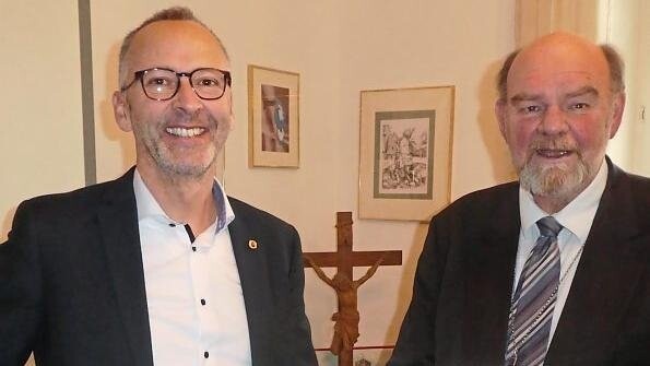 Lions-Präsident Dr. Hans-Jürgen Hackl (links) überreicht Dekan Walter Kotschenreuther den Scheck des Lions-Clubs.