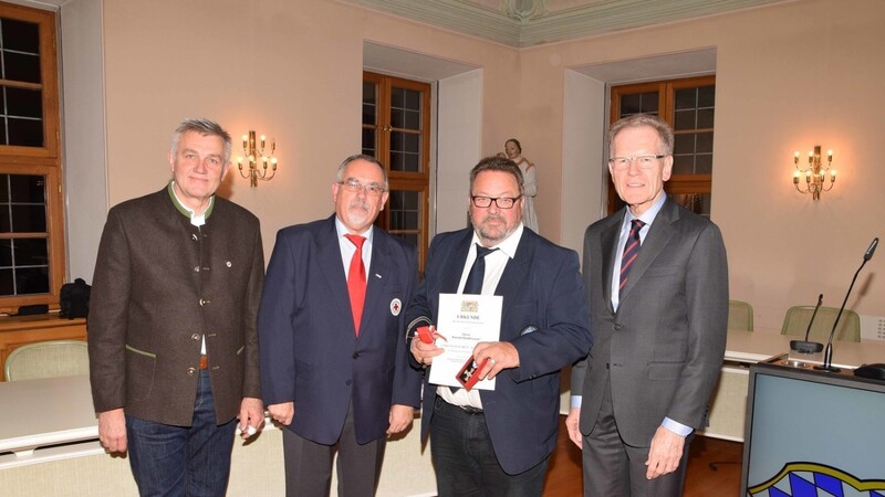 Der Moosburger Konrad Goldbrunner (3.v.l.) wurde ausgezeichnet. Es gratulierten (v.l.) Moosburgs Vize-Bürgermeister Josef Dollinger, BRK-Kreisvorsitzender Toni Neumaier und Landrat Josef Hauner.