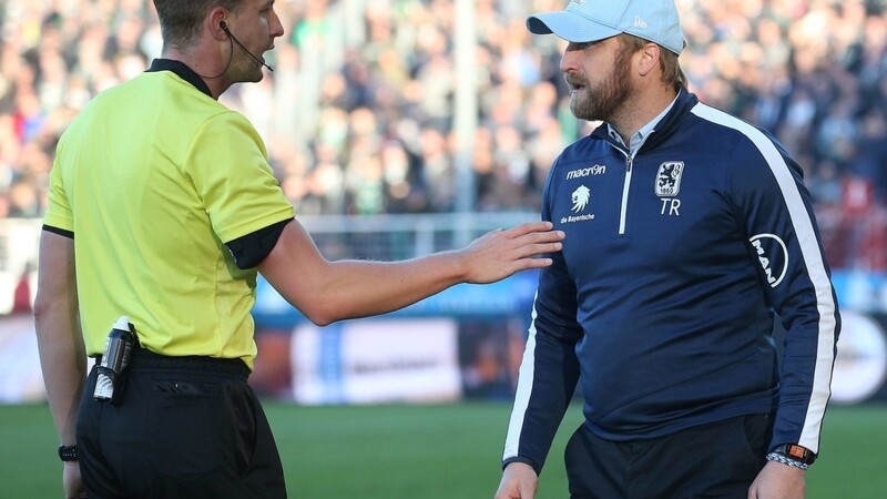 Oft nicht einer Meinung: Trainer Daniel Bierofka (r.) und die Schiedsrichter, hier Florian Lechner im Spiel gegen Münster.