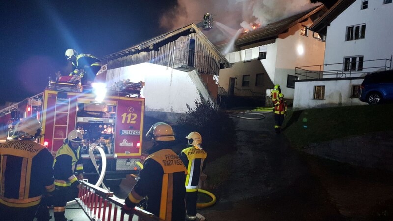 In Moosbach brannte in der Nacht auf Donnerstag ein Haus ab.