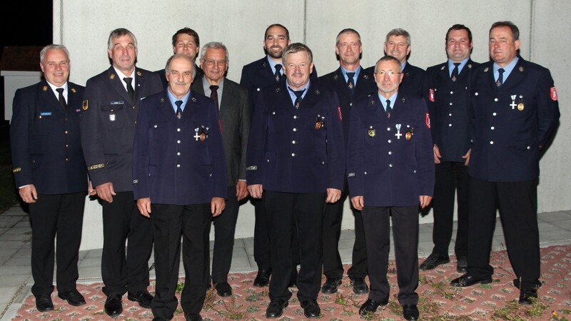 Die für 40 Jahre Dienst in der Feuerwehr geehrten Mitglieder.
