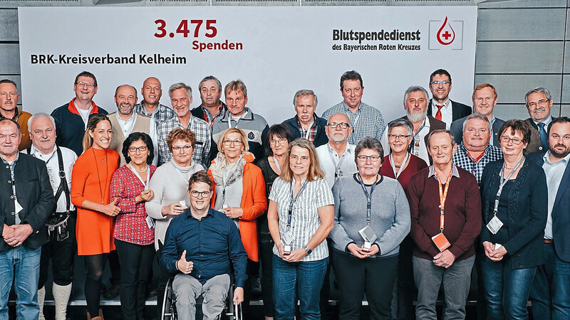 Der BRK-Kreisverband Kelheim zeichnete sich mit 40 Spendern und einer Gesamtzahl von 3 475 Blutspenden aus. Im Bild sind alle anwesenden Geehrten mit den beiden Blutspendebotschaftern Gela Allmann und Felix Brunner sowie Funktionären des Blutspendedienstes und des Roten Kreuzes.