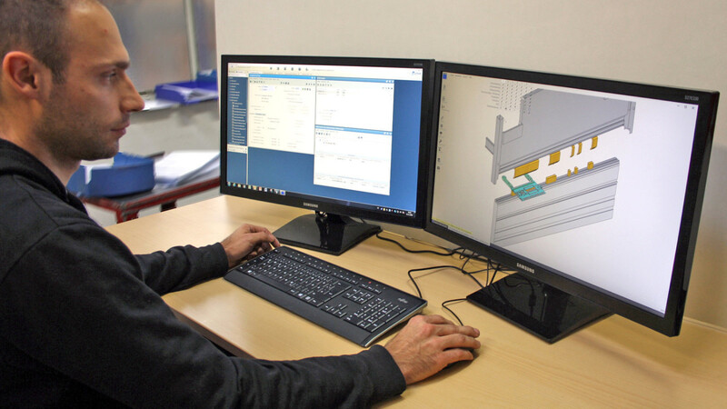 Driescher-Mitarbeiter Georg Lobmayer simuliert einen Biegevorgang mit 3 D-Software.