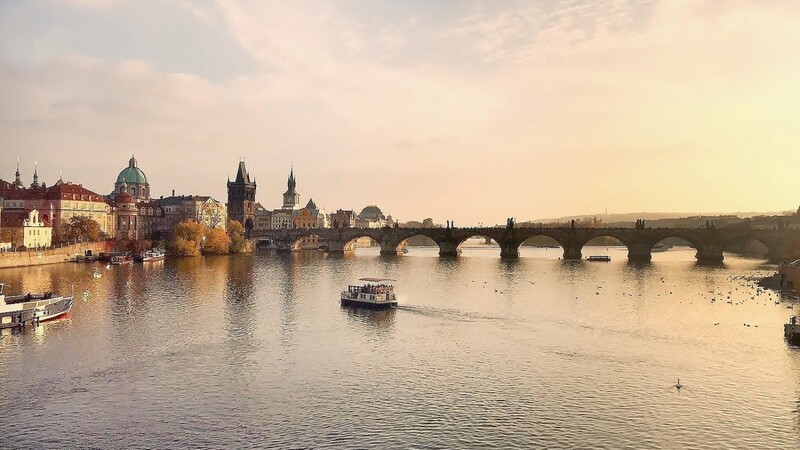 Die Karlsbrücke ist eines der herausragenden Wahrzeichen von Prag. Sie ist gut 500 Meter lang und wurde von Karl IV. geschaffen.