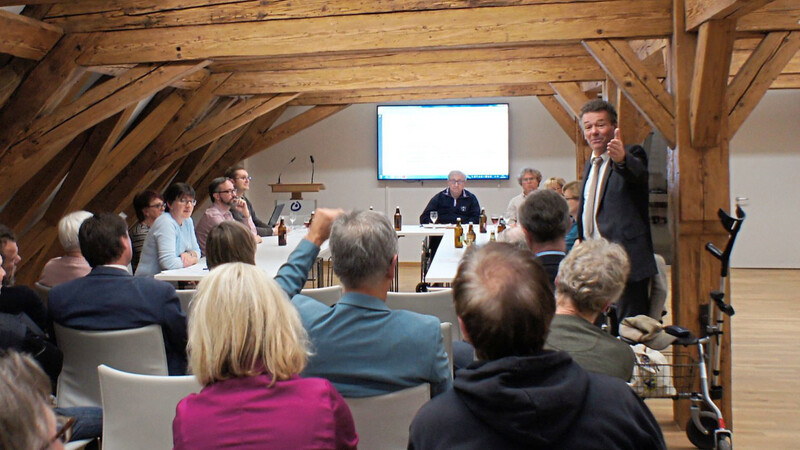Stefan Tutsch, Vorsitzender des Behindertenbeirats (rechts), bezog bei der Sitzung auch anwesende Politiker in die Diskussion ein.