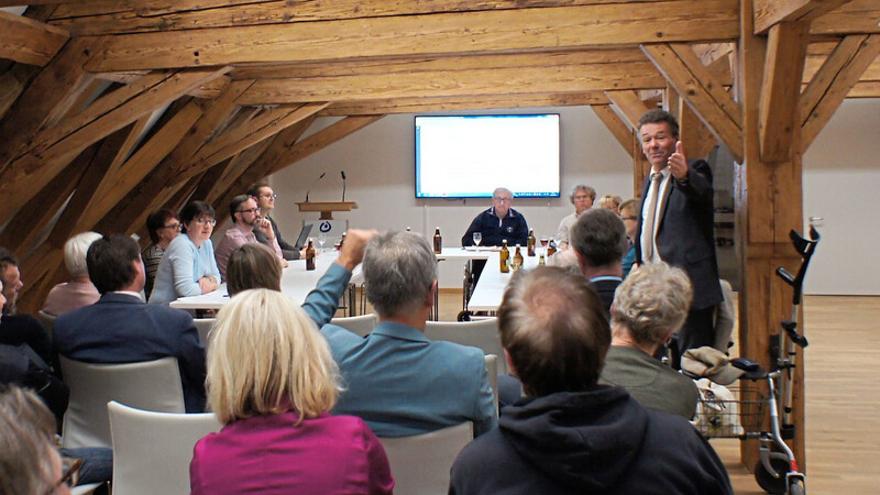 Stefan Tutsch, Vorsitzender des Behindertenbeirats (rechts), bezog bei der Sitzung auch anwesende Politiker in die Diskussion ein.