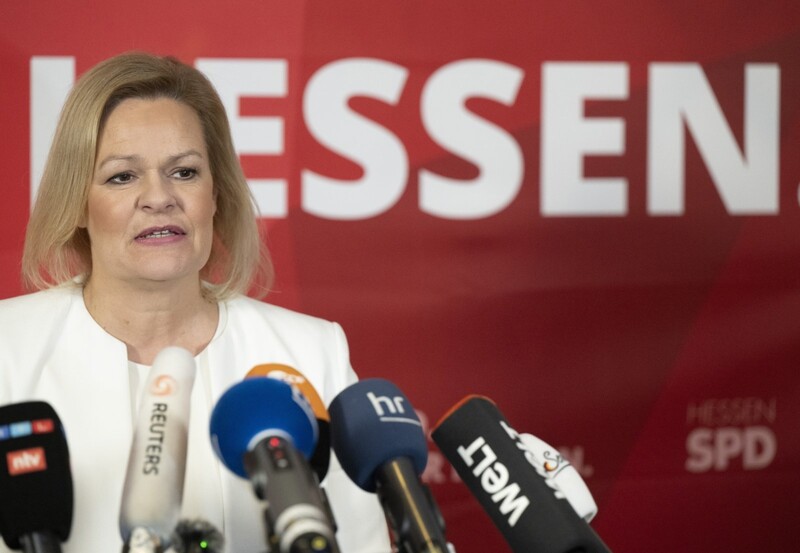 Bundesinnenministerin Nancy Faeser erklärt auf dem "Hessengipfel" der SPD ihre Spitzenkandidatur. Sie bleibt erst einmal in ihrem Amt auf Bundesebene. Während die Opposition schäumt, freut sich Olaf Scholz. 