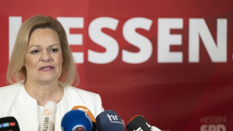 Bundesinnenministerin Nancy Faeser erklärt auf dem "Hessengipfel" der SPD ihre Spitzenkandidatur. Sie bleibt erst einmal in ihrem Amt auf Bundesebene. Während die Opposition schäumt, freut sich Olaf Scholz.