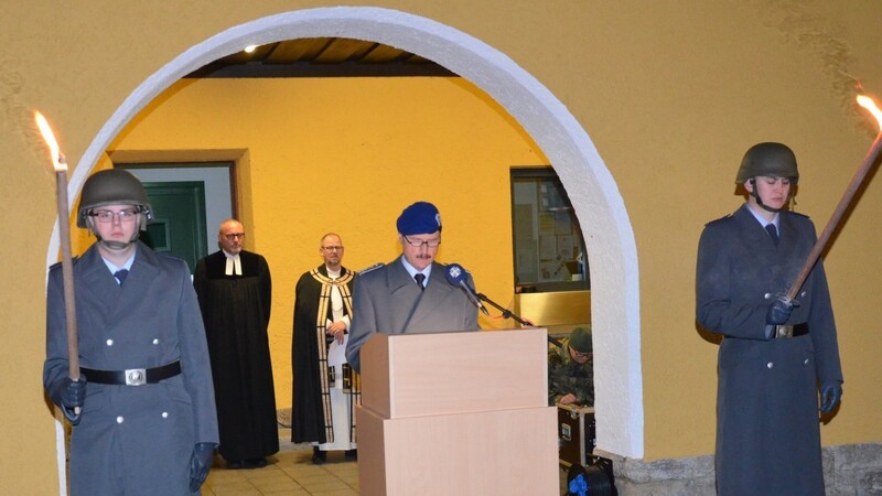 Oberstarzt Dr. Christian Gamel bei der Ansprache, im Hintergrund die beiden Militärpfarrer Johannes Waedt (links) und Pater Patrick.