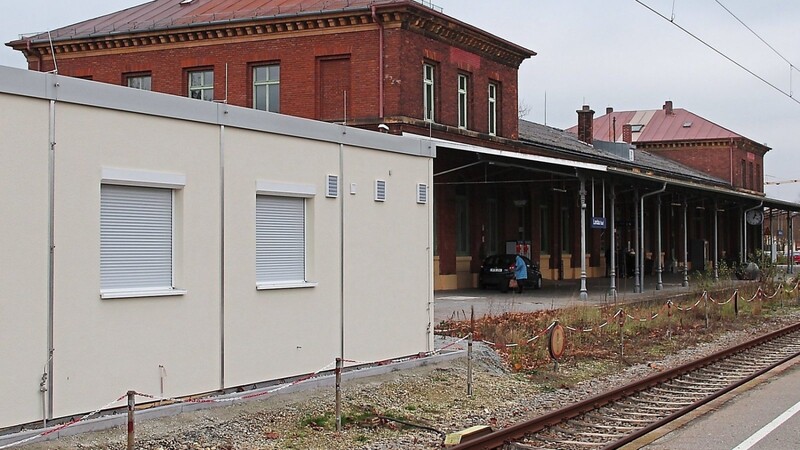 Im weißen Gebäude befindet sich das Büro der Fahrdienstleiter - die Mitarbeiter der Deutschen Bahn (DB) beklagen den Lärm im Raucherbereich neben den Gleisen bei Feiern im Bahnhofsgebäude.