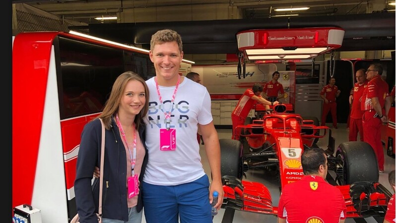 Zu Besuch in der Ferrari-Box: Dreßen mit Freundin Birgit bei der Formel 1 in Spielberg.