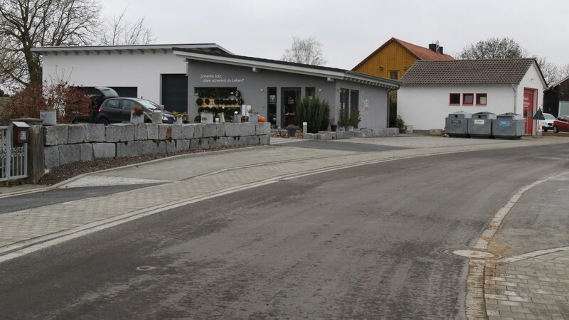 Der sanierte Straßenabschnitt in Oberharthausen wurde am Donnerstag freigegeben.