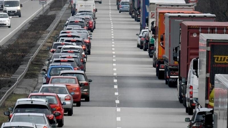 Ein Verkehrssünder nutzte am Donnerstag auf der A92 bei Essenbach die Rettungsgasse, um im Stau schneller voranzukommen. (Symbolbild)