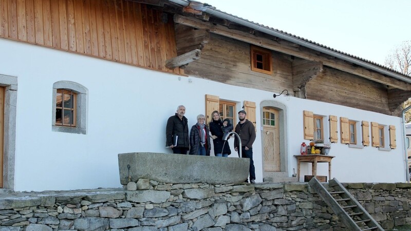 Vor dem Haus, : Christian Hagenauer (v.li.), Landrätin Rita Röhrl, Christina Krippl mit Vitus und Robert Kroiß.
