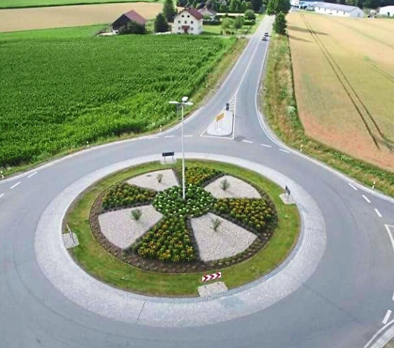 Auch den Kreisel an der B 8 bei Niedermünchsdorf hat Michael Pokoj-Metag gestaltet. 