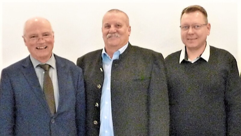 Bürgermeister Josef Reiser (links) mit dem scheidenden Klärwerkschef Hans Wagner (Mitte) und dessen Nachfolger Michael Fischer.